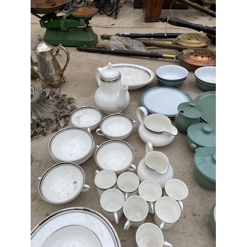 1424 - A LARGE ASSORTMENT OF CERAMIC WARE TO INCLUDE VARIOUS CUPS AND SAUCERS, TEAPOT AND PLATES ETC