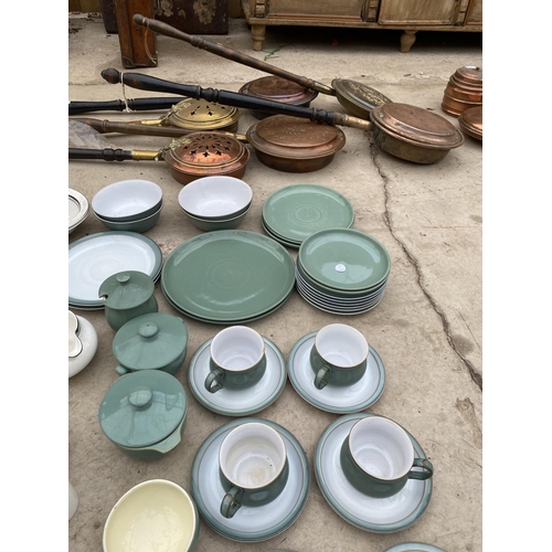 1424 - A LARGE ASSORTMENT OF CERAMIC WARE TO INCLUDE VARIOUS CUPS AND SAUCERS, TEAPOT AND PLATES ETC