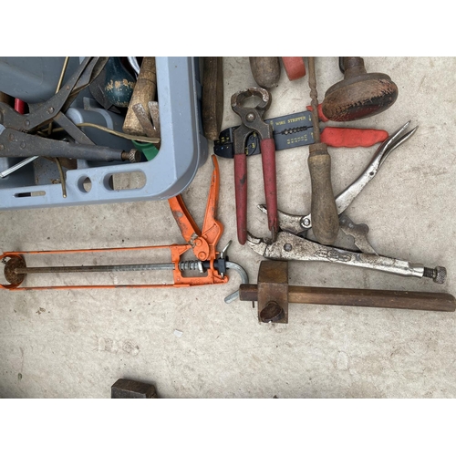 1429 - A LARGE ASSORTMENT OF HAND TOOLS TO INCLUDE PLIERS, AHMMERS, MOLE GRIPS ETC