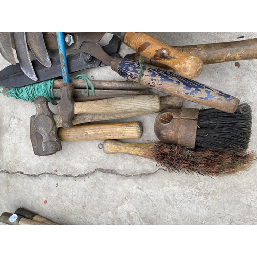 1430 - AN ASDSORTYMENT OF GARDEN TOOLS TO INCLUDE SYHTES, EDGING SHEARS AND HAMMERS ETC