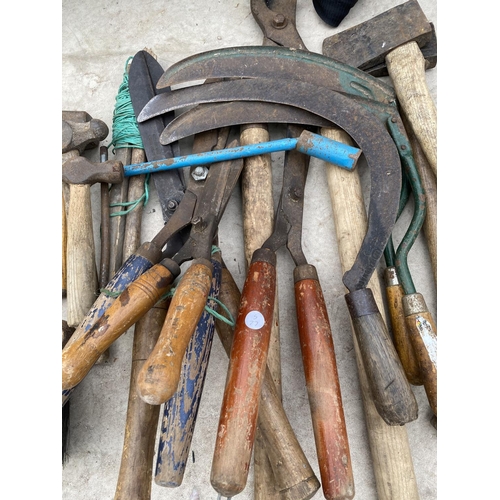 1430 - AN ASDSORTYMENT OF GARDEN TOOLS TO INCLUDE SYHTES, EDGING SHEARS AND HAMMERS ETC