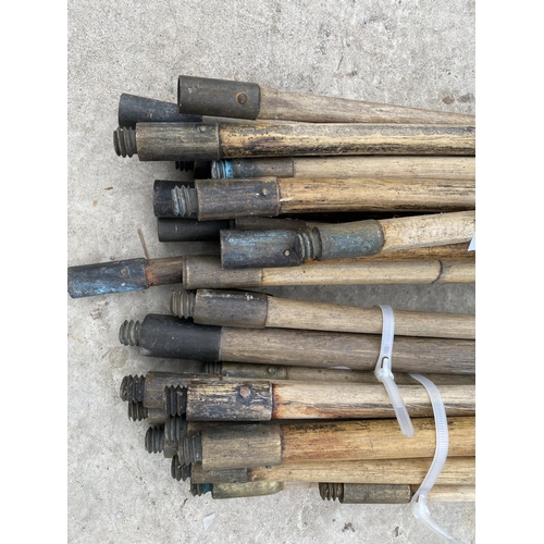 1431 - A LARGE QUANTITY OF VINTAGE WOODEN DRAINING RODS