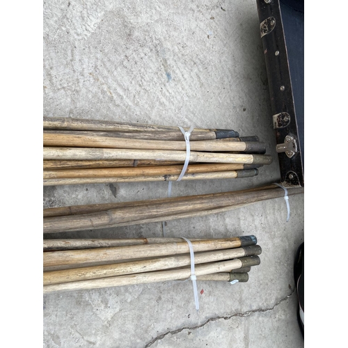 1431 - A LARGE QUANTITY OF VINTAGE WOODEN DRAINING RODS