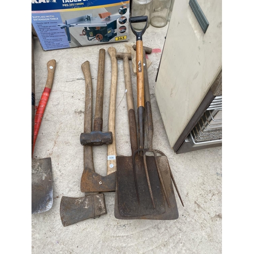 1436 - AN ASSORTMENT OF VINTAGE GARDEN TOOLS TO INCLUDE SHOVELS, FORKS AND AXES ETC