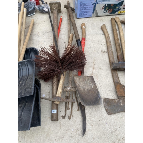 1437 - AN ASSORTMENT OF VINTAGE GARDEN TOOLS TO INCLUDE SPADE, HOE AND CHIMNEY SWEEP BRUSH ETC