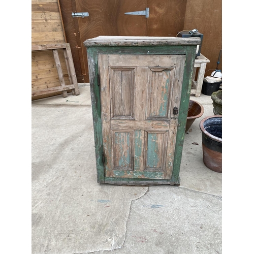 1462 - A LARGE VINTAGE WOODEN CUPBOARD WITH ONE INTERNAL SHELF