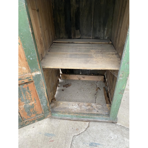 1462 - A LARGE VINTAGE WOODEN CUPBOARD WITH ONE INTERNAL SHELF