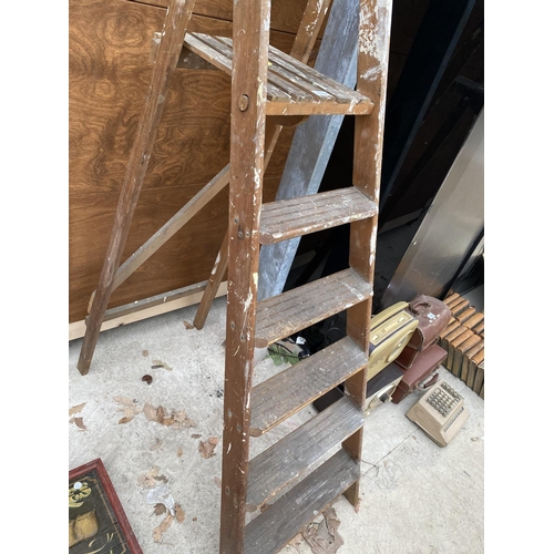 1470 - A VINTAGE WOODEN FIVE RUNG STEP LADDER