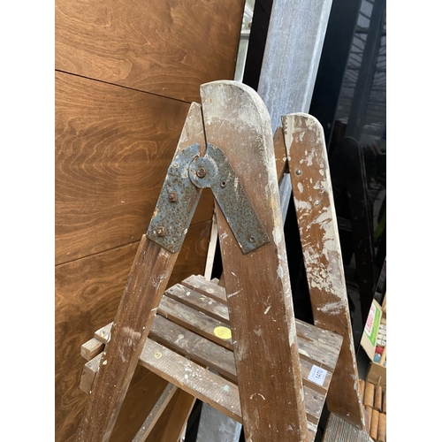 1470 - A VINTAGE WOODEN FIVE RUNG STEP LADDER