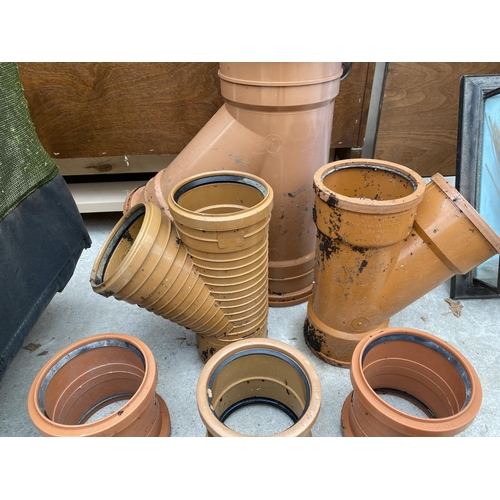 1479 - AN ASSORTMENT OF DRAINAGE PIPE FITTINGS