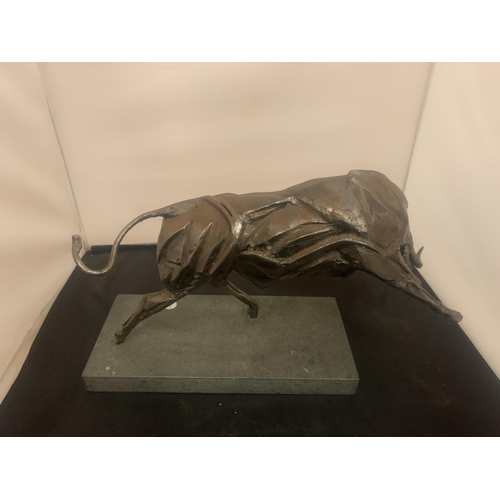 1 - A VERY HEAVY POLISHED STEEL BULL SCULPTURE IN THE ABSTRACT STYLE MOUNTED ON A STONE PLINTH WIDTH 15C... 