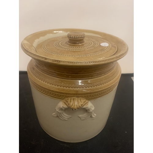 25 - A LARGE EARTHENWARE LIDDED JAR WITH GLAZED DETAIL H:24CM