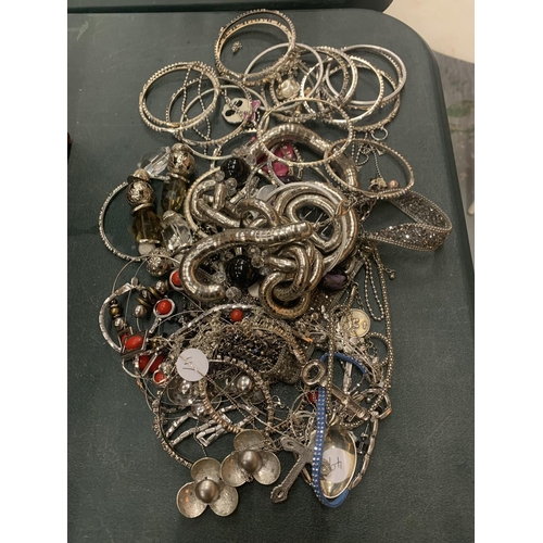 59 - A SELECTION OF WHITE METAL JEWELLERY TO INCLUDE SEVERAL BANGLES