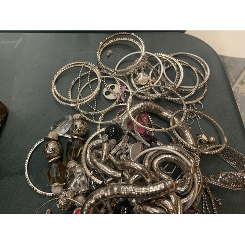 59 - A SELECTION OF WHITE METAL JEWELLERY TO INCLUDE SEVERAL BANGLES