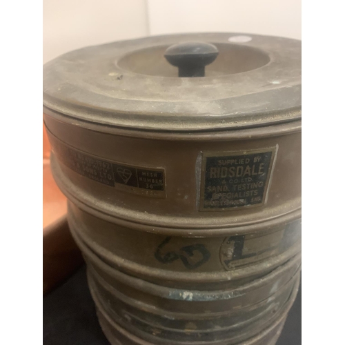 9 - A LARGE COPPER BOWL (D:37CM) AND A VINTAGE BRASS STACK OF RIDSDALE AND CO LTD SAND TESTING SIEVES