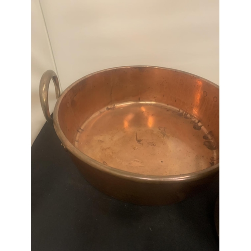 9 - A LARGE COPPER BOWL (D:37CM) AND A VINTAGE BRASS STACK OF RIDSDALE AND CO LTD SAND TESTING SIEVES