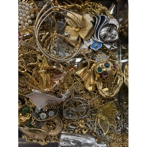 100 - AN ASSORTMENT OF YELLOW AND WHITE METAL JEWELLERY