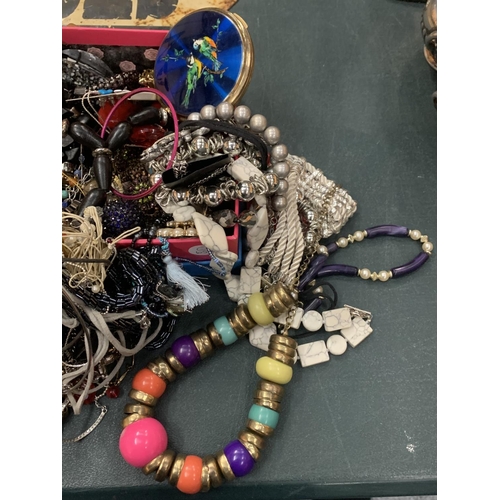 109 - A LARGE ASSORTMENT OF COSTUME JEWELLERY TO INCLUDE NECKLACES