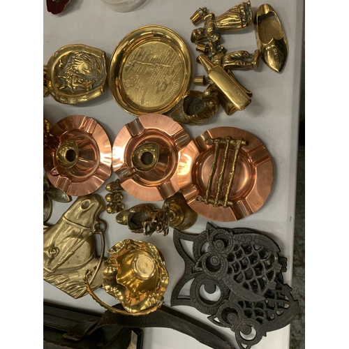 121 - A RETRO RED VANITY CASE AND ITS CONTENTS OF VARIOUS BRASS WARE ITEMS