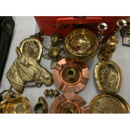 121 - A RETRO RED VANITY CASE AND ITS CONTENTS OF VARIOUS BRASS WARE ITEMS