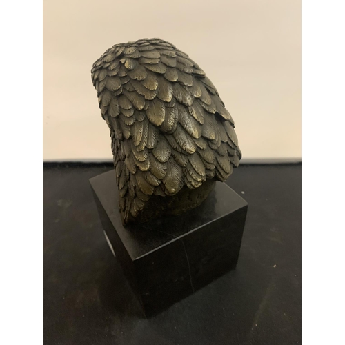 137 - A BRONZE EAGLE HEAD ON A MARBLE BASE