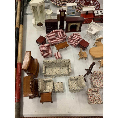 154 - A LARGE QUANTITY OF DOLLS HOUSE FURNITURE