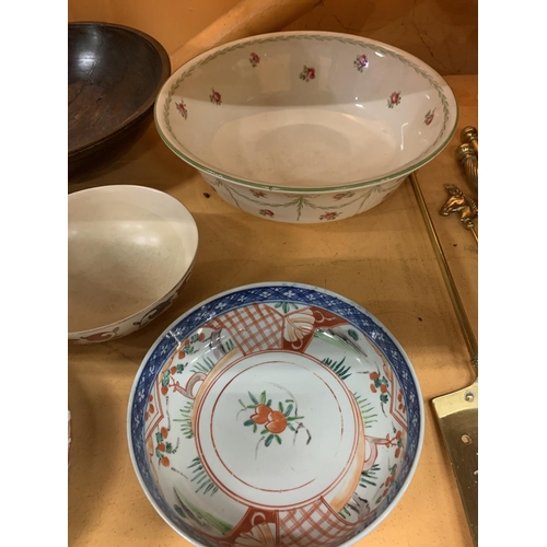 170 - A SELECTION OF VARIOUS BOWLS TO INCLUDE ONE WOODEN EXAMPLE AND A CROWN DUCAL