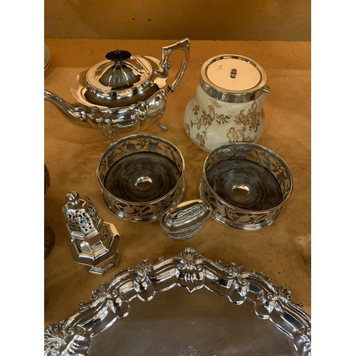 173 - AN ASSORTMENT OF SILVER PLATE TO INCLUDE A SUGAR SHAKER, BISCUIT BARREL ETC