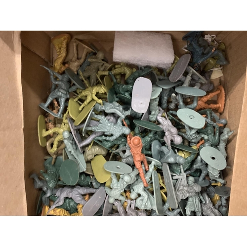 180 - A QUANTITY OF TOY SOLDIERS