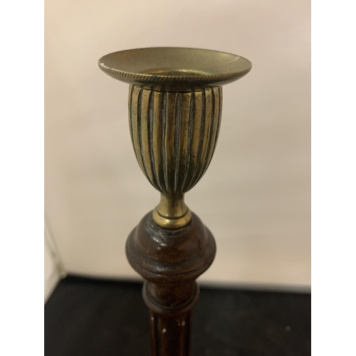 207 - A PAIR OF TURNED MAHOGANY WOOD CANDLESTICKS WITH BRASS TOPS H: 40CM