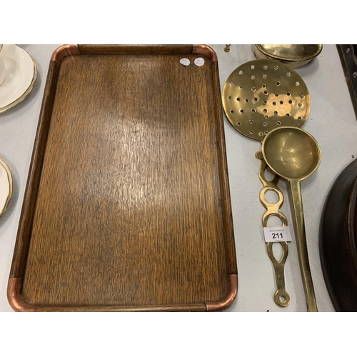 211 - A VINTAGE COPPER CORNERED TRAY AND A SELECTION OF BRASSWARE