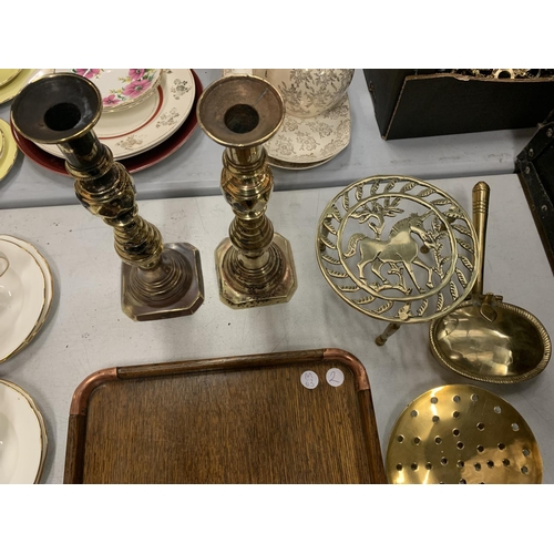 211 - A VINTAGE COPPER CORNERED TRAY AND A SELECTION OF BRASSWARE