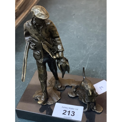 213 - A BRONZE HUNTSMAN WITH HIS DOG ON A MARBLE PLINTH