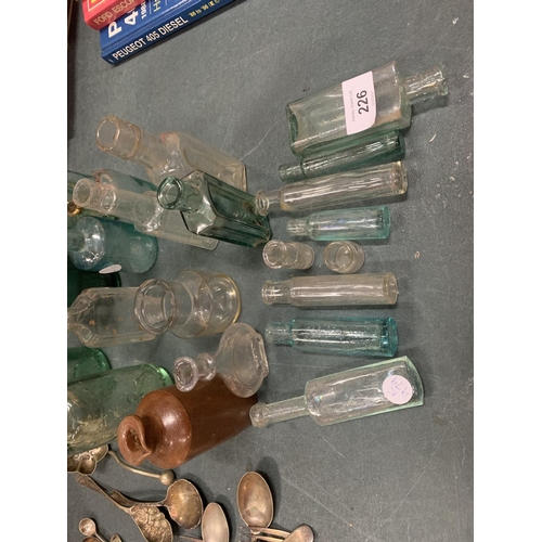 226 - A LARGE QUANTITY OF VINTAGE GLASS BOTTLES TO INCLUDE BEER BOTTLES, MEDICINE BOTTLES ETC