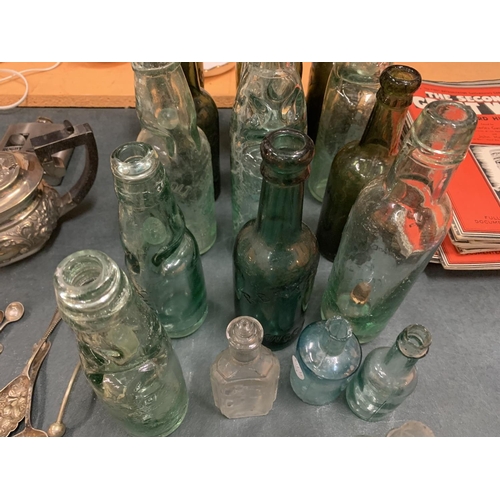 226 - A LARGE QUANTITY OF VINTAGE GLASS BOTTLES TO INCLUDE BEER BOTTLES, MEDICINE BOTTLES ETC