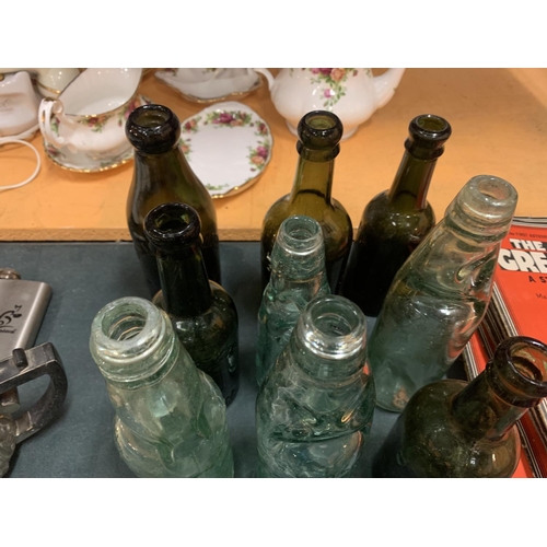 226 - A LARGE QUANTITY OF VINTAGE GLASS BOTTLES TO INCLUDE BEER BOTTLES, MEDICINE BOTTLES ETC