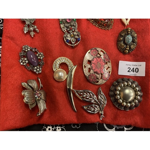 240 - AN ASSORTMENT OF COSTUME JEWELLERY BROOCHES