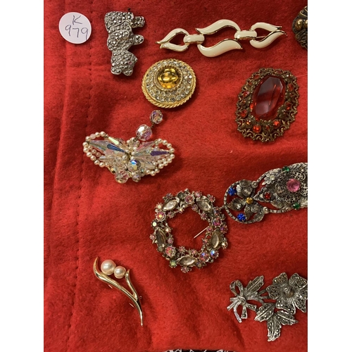 240 - AN ASSORTMENT OF COSTUME JEWELLERY BROOCHES