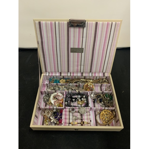 77 - A STACKERS JEWELLERY BOX CONTAINING A SELECTION OF COSTUME JEWELLERY