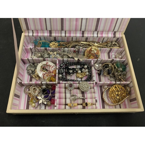 77 - A STACKERS JEWELLERY BOX CONTAINING A SELECTION OF COSTUME JEWELLERY