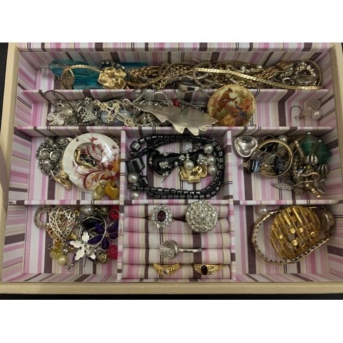 77 - A STACKERS JEWELLERY BOX CONTAINING A SELECTION OF COSTUME JEWELLERY