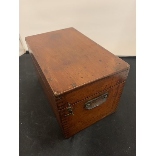 81 - A VINTAGE WOODEN BOX CONTAINING COSTUME JEWELLERY