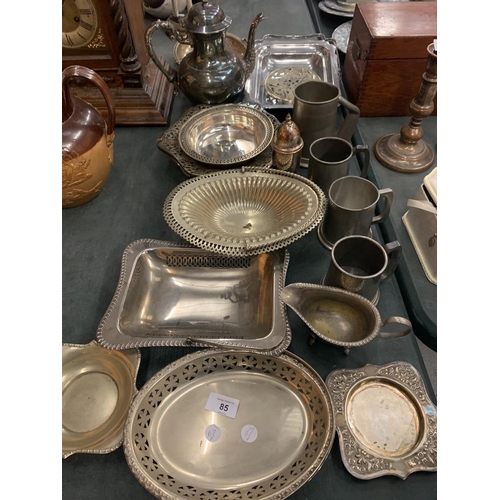 85 - AN ASSORTMENT OF PEWTER AND SILVER PLATE ITEMS TO INCLUDE TANKARDS ETC