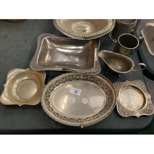 85 - AN ASSORTMENT OF PEWTER AND SILVER PLATE ITEMS TO INCLUDE TANKARDS ETC