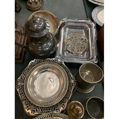 85 - AN ASSORTMENT OF PEWTER AND SILVER PLATE ITEMS TO INCLUDE TANKARDS ETC