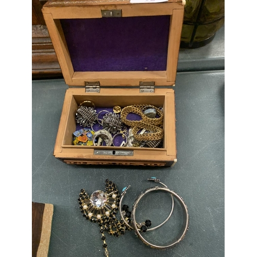 92 - A SMALL WOODEN INLAID BOX AND THE COSTUME JEWELLERY CONTENTS