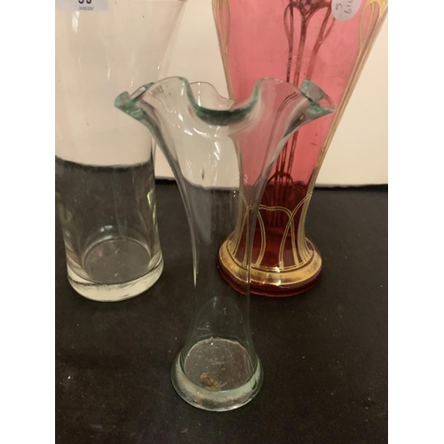 99 - A CRANBERRY GLASS VASE WITH GOLD DETAIL (H: 34CM) AND A FURTHER TWO CLEAR GLASS VASES, ONE WITH FLUT... 