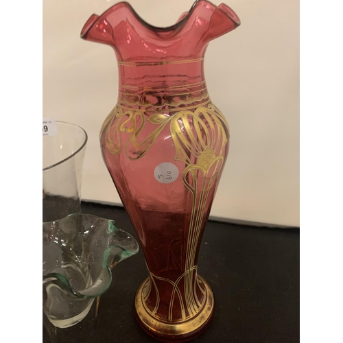 99 - A CRANBERRY GLASS VASE WITH GOLD DETAIL (H: 34CM) AND A FURTHER TWO CLEAR GLASS VASES, ONE WITH FLUT... 