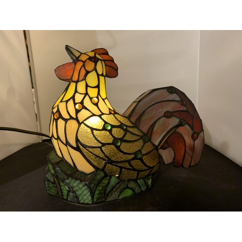 448 - A LARGE TIFFANY STYLE FARMYARD CHICKEN/COCKEREL LEADED GLASS LAMP HEIGHT 28CM