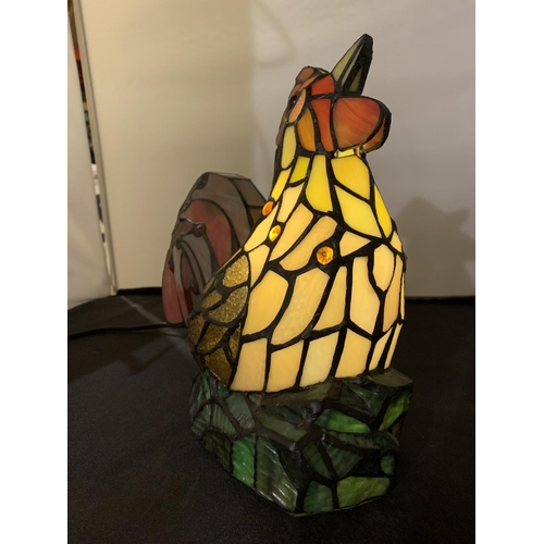 448 - A LARGE TIFFANY STYLE FARMYARD CHICKEN/COCKEREL LEADED GLASS LAMP HEIGHT 28CM